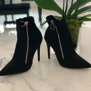 🖤👢Black booties!